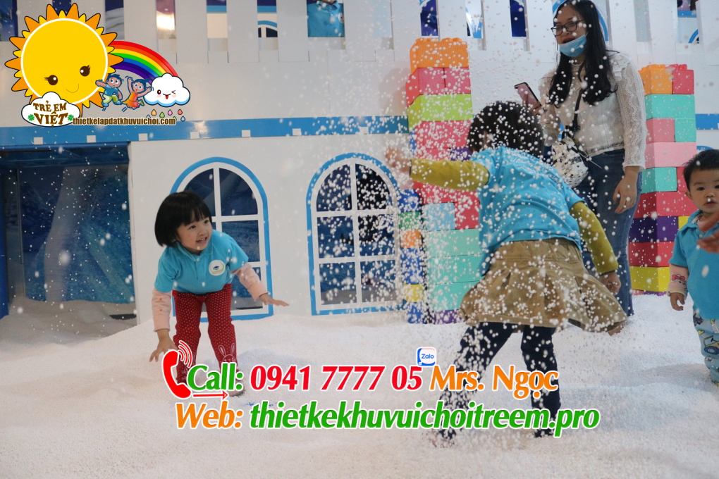 Làm nhà tuyết trong khu vui chơi trẻ em (1)