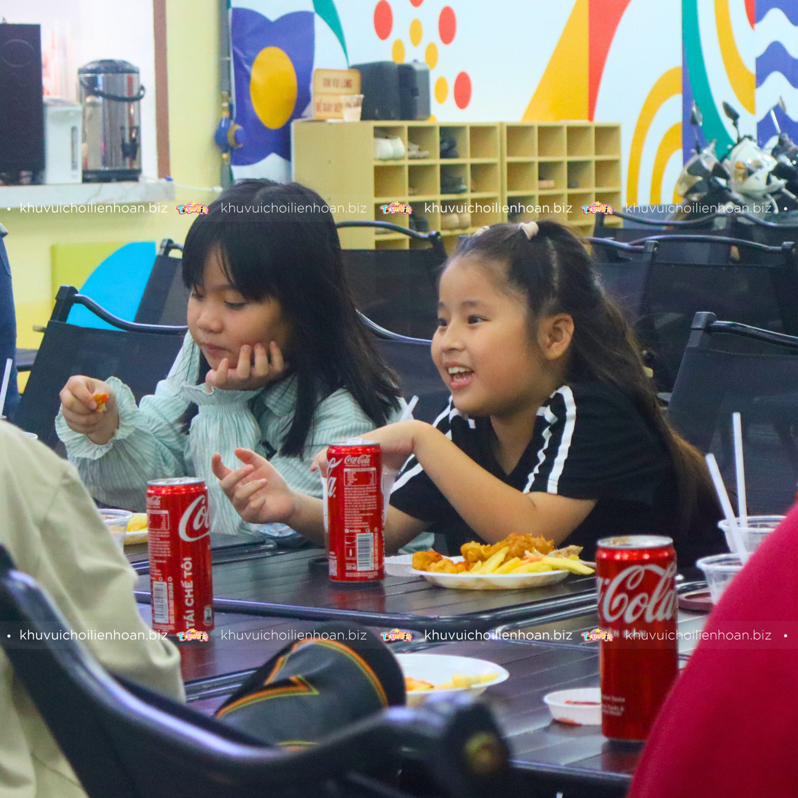 Các bé ăn tại khu vui chơi