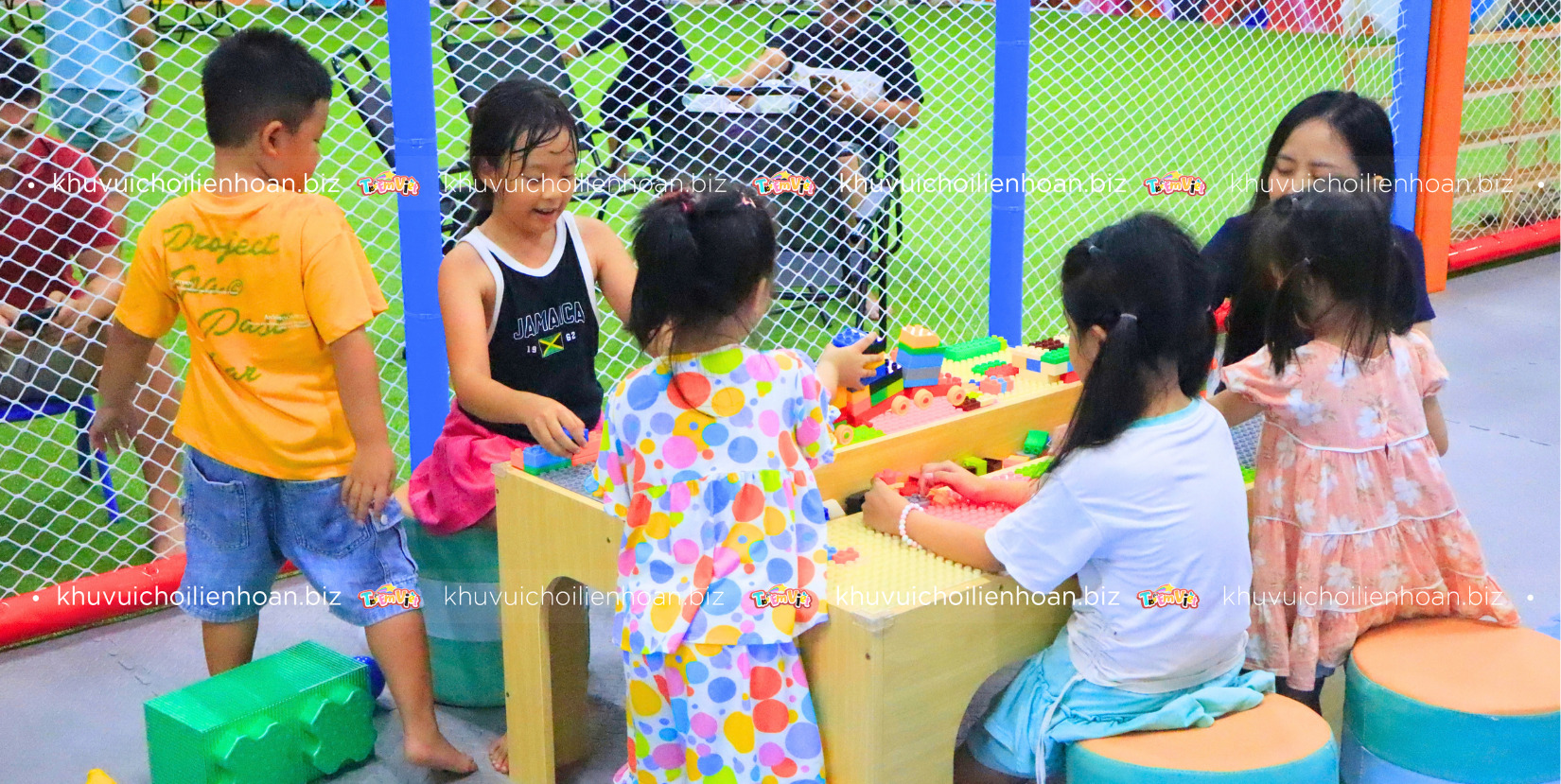 Bé chơi vui trong khu vui chơi